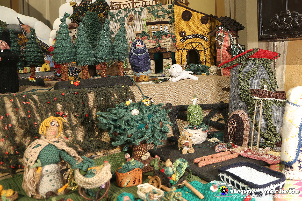 VBS_9123 - Presepio all'uncinetto Parrocchia SS. Cosma e Damiano.jpg